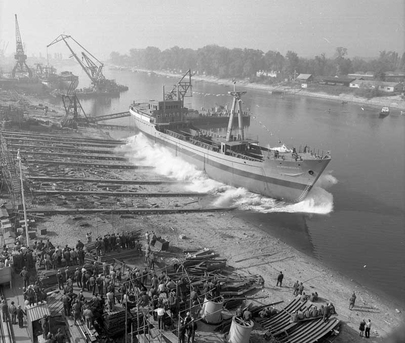 fovarosi.blog.hu: AngyalfoldiHajogyar-1965-HajoVizrebocsatasa - indafoto.hu