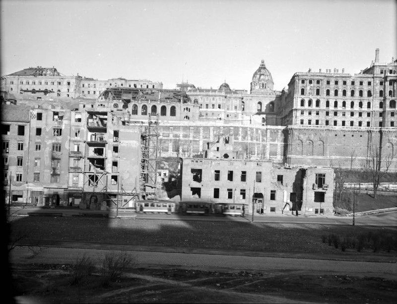 fovarosi.blog.hu: Varnegyed-1949-Lovarda-fortepan.hu-105806 - indafoto.hu