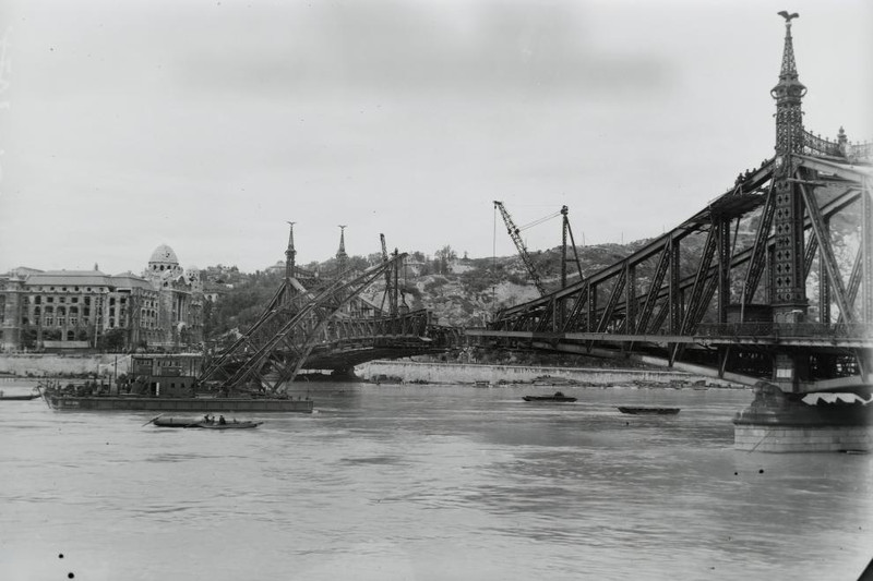 fovarosi.blog.hu: SzabadsagHid-1946-JozsefAttilaEsAdyUszodaruk-fortepan.hu-123143 - indafoto.hu