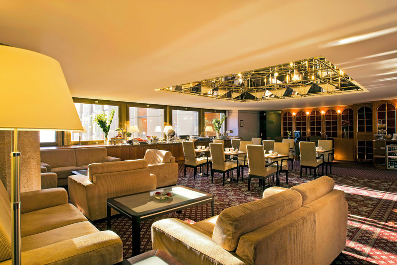Hilton-BudaiVar-2017-Executive Lounge-Regi