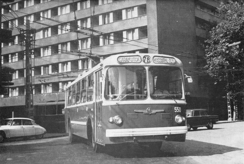 fovarosi.blog.hu: Trolibusz-1970esEvek-BajzaUtca-DamjanichUtcaKeresztezodes - indafoto.hu