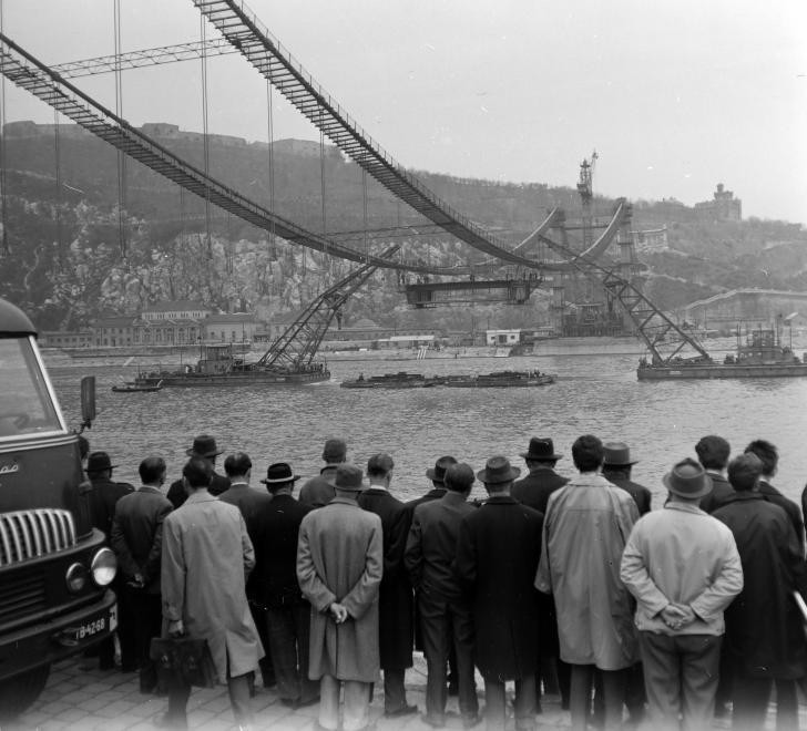 Az Erzsébet híd építése 1963 körül. (fortepan.hu, 137656)