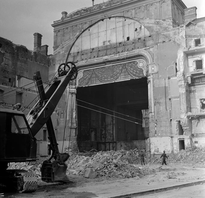 A Nemzeti Színház bontása a Blaha Lujza téren, 1965. (fortepan.hu, 138277)