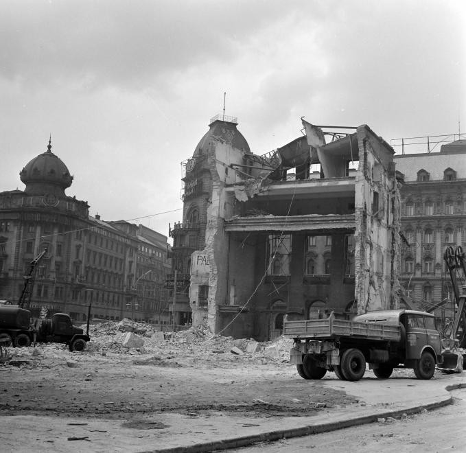 A Nemzeti Színház bontása a Blaha Lujza téren, 1965. (fortepan.hu, 138283)