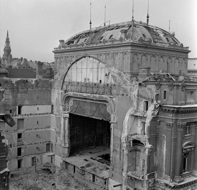 A Nemzeti Színház bontása a Blaha Lujza téren, 1965. (fortepan.hu, 138287)