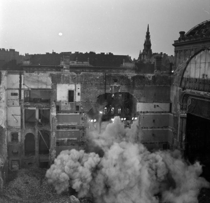 A Nemzeti Színház bontása a Blaha Lujza téren, 1965. (fortepan.hu, 138288)