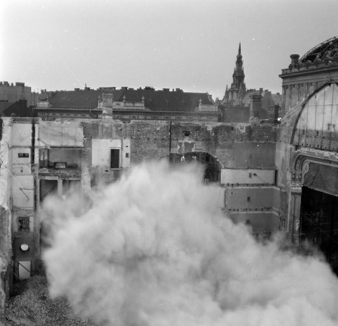 A Nemzeti Színház bontása a Blaha Lujza téren, 1965. (fortepan.hu, 138290)