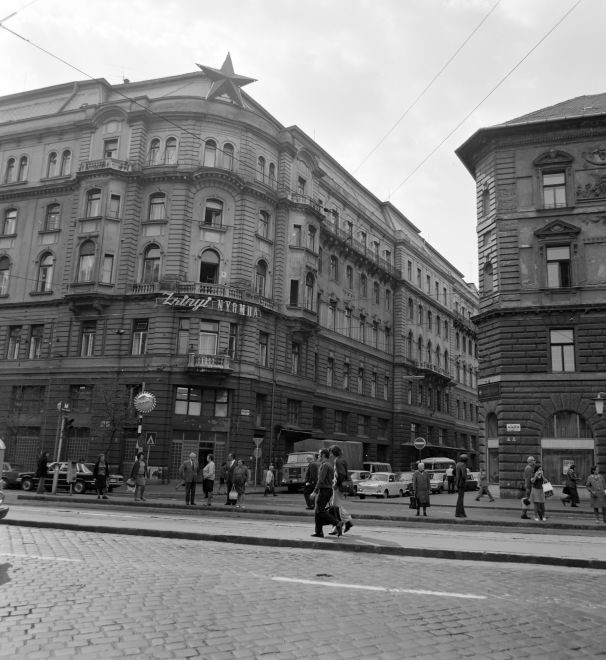 EiffelPalaceIrodahaz-1976Korul-fortepan.hu-139891