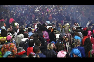 À Marseille, un carnaval non-autorisé rassemble environ 6 500 personnes sans mesures anti-Covid