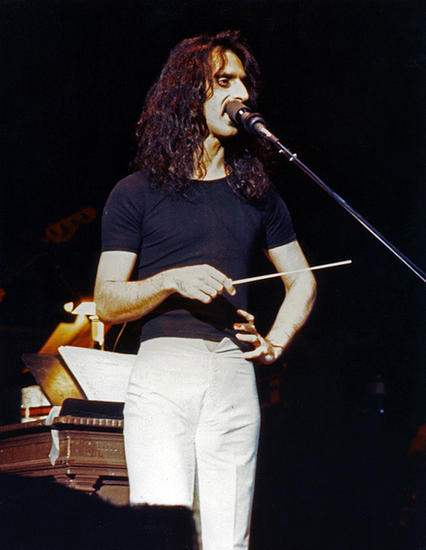 https://m.blog.hu/fr/frankzappa/image/2012a%20h%c3%adrek/1976-12-26_palladium_FZ.jpg