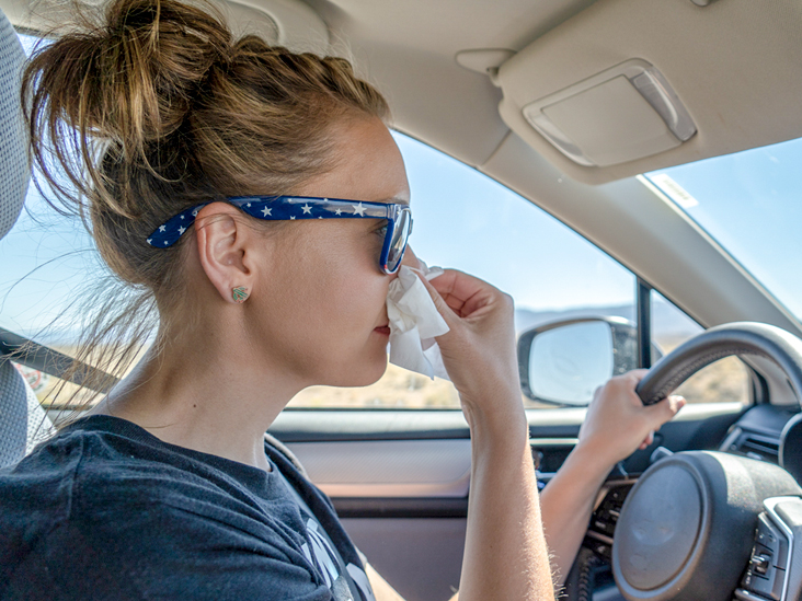 woman-female-driver-uses-a-tissue-to-blow-her-nose-while-driving-732x549-thumbnail.jpg