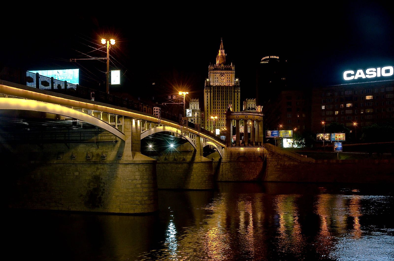 Ministry of Foreign Affairs and Borodinsky Bridge by Jack Versloot