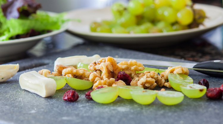 Egy nyáridéző pikáns saláta: a chilis szőlő