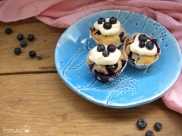Áfonyás - diós muffin vaníliás öntettel