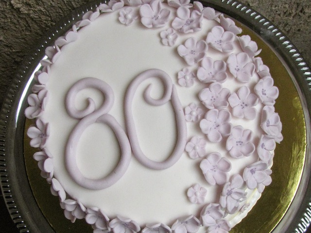 Virágos 80. születésnapos torta