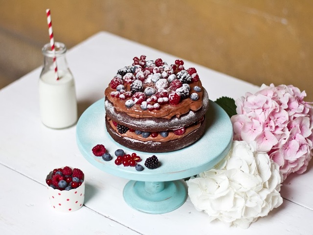 Mascarponés csokoládékrémes torta erdei gyümölcsökkel