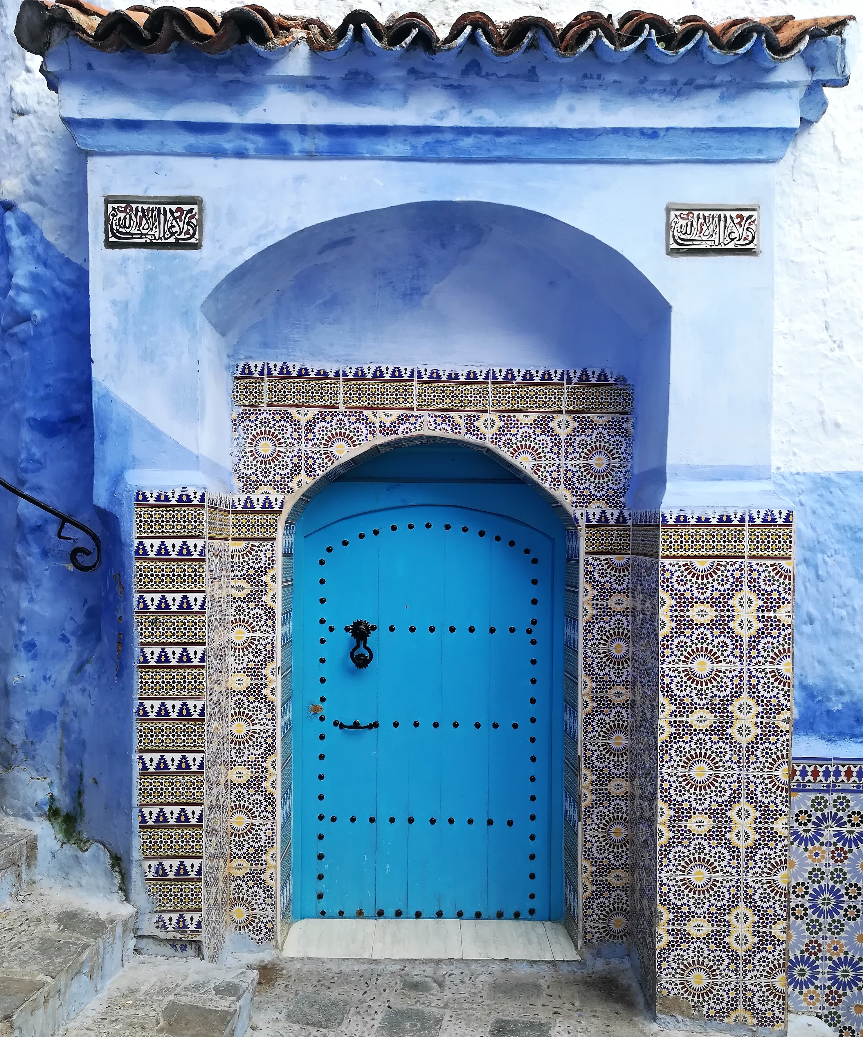 Az ember akármerre megy Marokkóban ilyen és ehhez hasonló csodás ajtókkal találkozik. Annyira csalogatja az embert, nem? És a csempék... az biztos, hogy az álom fürdőszobámhoz most gyűjtöttem elég anyagot.