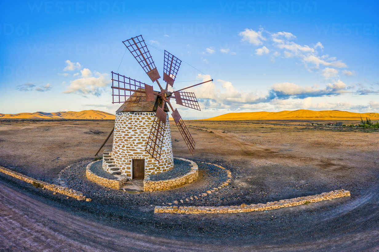 molino-de-tefia-traditional-windmill-in-tefia-fuerteventura-canary-islands-spain-atlantic-europe-rhplf17227.jpg
