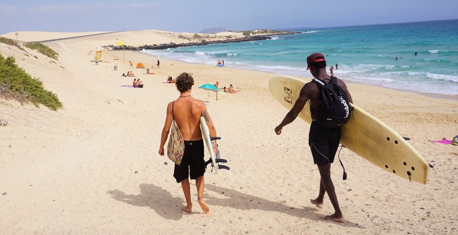 surfer-playa-del-moro-surf-spot.jpeg