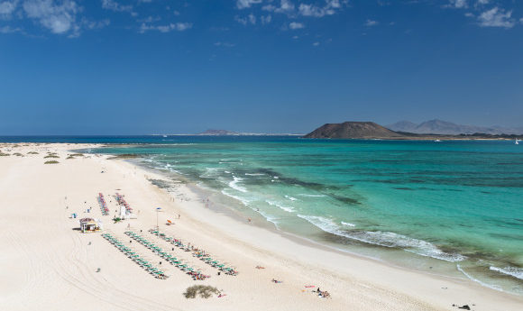 the-strikingly-beautiful-corralejo-beach-on-the-canary-island-fuerteventura-580x345.jpg