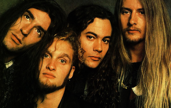 Alice in Chains - A Rock and Roll Hall of Famebe eddig egyedül a Nirvana képviseli a seattlei grunge-hullámot. Pedig az 1987 óta működő Alice in Chains is maradandót alkotott, Layne Staley énekes tragikus halála után a többieknek sikerült összetartani a zenekart.