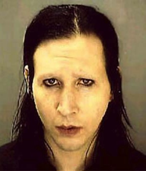 Marilyn Manson a saját koncertjén vetette el a sulykot, amikor megalázó módon viselkedett a színpadot felügyelő biztonsági emberrel. A koncerten tangaszerű bőrnadrágban fellépő Manson a nemi szervét dörzsölte a neki hátat fordító, a közönséget szemmel tartó biztonsági ember fejéhez, nyakához, hátához.