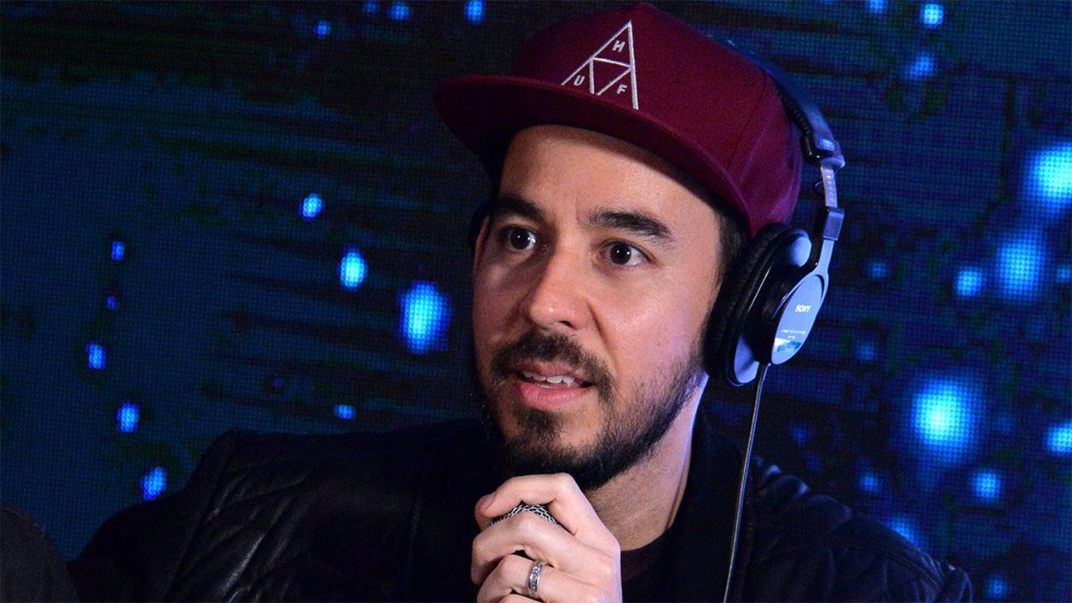 Mike Shinoda<br />Shinoda lehet a legkézenfekvőbb megoldás, Chester mellett ő vokálozik a Linkin Parkban, kérdés, hogy egyedül elég volna-e a frontember pótlására.