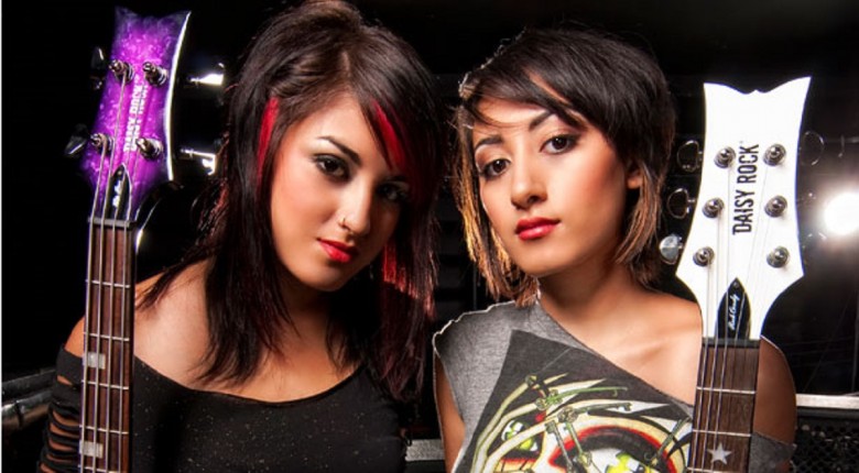 14. Alexia és Anissa Rodriguez egy elragadó testvérpár, az Eyes Set to Kill nevű post-hardcore banda énekesnői. Alexia gitározik, Anissa pedig bőgőzik is a zenekarban, amely szép sikert ért el 2009-ben, az USA Today beválasztotta a „100 banda, amelyet ismerned kell” listára és az MTV Headbangers Ball című műsorában is gyakran szerepeltek.