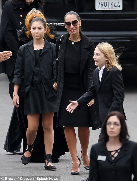 Chris Cornell felesége és lányai a Hollywood Forever temetőben