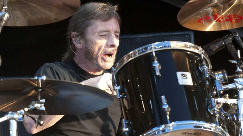 Phil Rudd - AC/DC:<br /><br />A dobost 8 hónapnyi házi őrizetre ítélték, miután egy ismerősét és annak lányát is gyilkossággal fenyegette meg. A hírek arról szóltak, hogy Rudd már bérgyilkost is keresett terve végrehajtásához, ezt végül nem tudták bizonyítani. A házkutatás során jelentős mennyiségű drogot is találtak a lakásában.