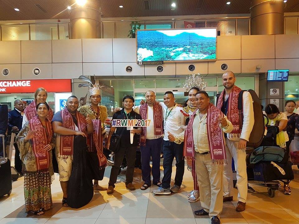 Malajziában a reptéren helyi népviseletben várták Veronikát és Bálintot a fesztivál munkatársai