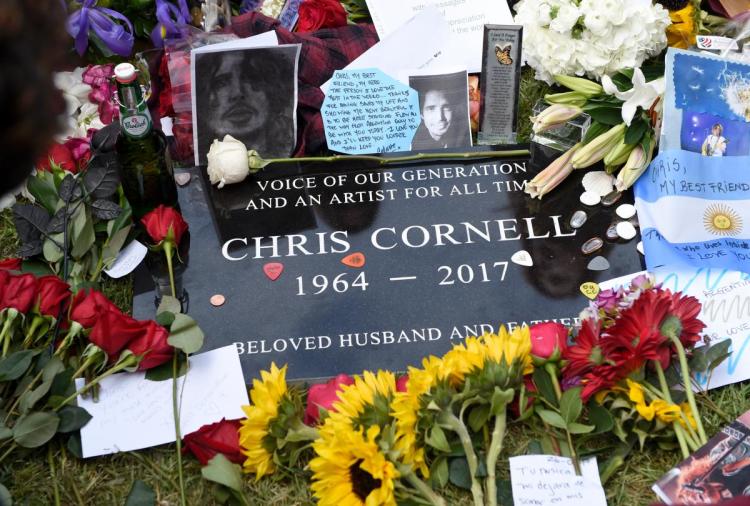 Cornell sírját ellepik a barátok, rajongók virágai, üzenetei