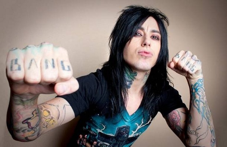 Ronnie Radke - Escape The Fate:<br /><br />Az énekes részt vett egy lövöldözésben, amelyben egy 18 éves srác meghalt. Radkét bűnrészességgel vádolták, és négy év börtönre ítélték, két és fél év elteltével szabadult. Ám nem sikerült megjavulnia, azóta súlyos testi sértésért is letartóztatták.