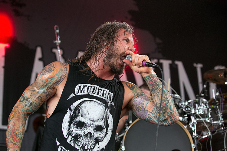 Tim Lambesis - As I Lay Dying:<br /><br />A frontember a feleségét akarta eltenni láb alól, ám rossz lóra tett, ugyanis a piszkos munka elvégzésére felbérelt ember egy fedett nyomozó volt. Hat év börtönre ítélték.