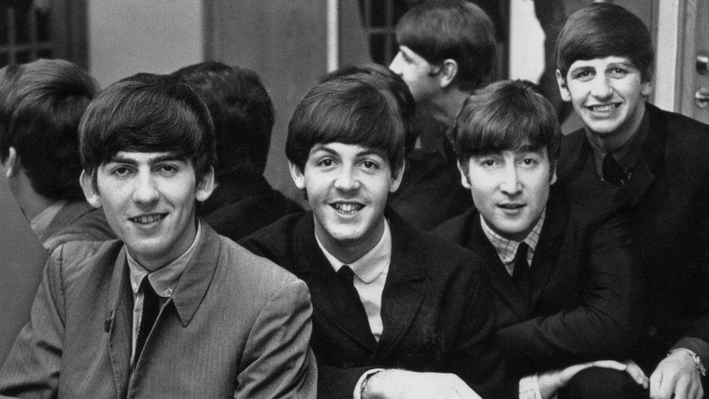 A Beatles szólógitárosaként lett világhírű, később a jellegzetes gombasérótól az ő tanácsára váltak meg a srácok