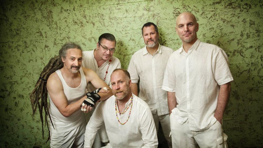 4. Faith No More - Az 1982-ben alakult FNM távol áll a mainstreamtől, ám a San Francisco-i együttes hatalmas hatással volt a mai metal-műfajokra. A FNM úgy vált kultzenekarrá, hogy közben sosem tudott olyan státuszt betölteni, mint a rockipar óriásai, egy FNM-koncerttel nem lehetne stadionokat megtölteni, azonban Pattonékat a mai napig hűséges rajongótábor fogadja mindenhol. Tavaly 16 évnyi tetszhalott állapot után új lemezzel jelentkeztek, amelyről nyugodtan állíthatjuk: minden idők egyik legütősebb visszatérő albuma.