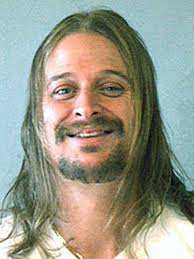 Kid Rock nem csak a színpadon vagány, a magánéletben sem egy visszafogott figura. 2007-ben Atlantában keveredett zűrös ügybe, egy bárban részegen verekedett, a bunyóba kísérete is beszállt, a balhé természetesen egy nő miatt robbant ki. Kid Rock-ot végül előállították, a károkért és büntetés gyanánt 40 ezer dollárt kellett kifizetnie.