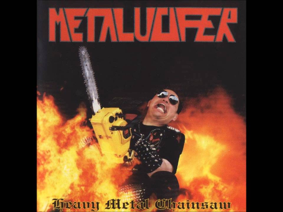 Metalucifer - Heavy Metal Chainsaw (2001): Vajon erdőirtásra készül ez a szögecses szerkóban nyomuló, láncfűrésszel fenyegető, mogorva figura? 