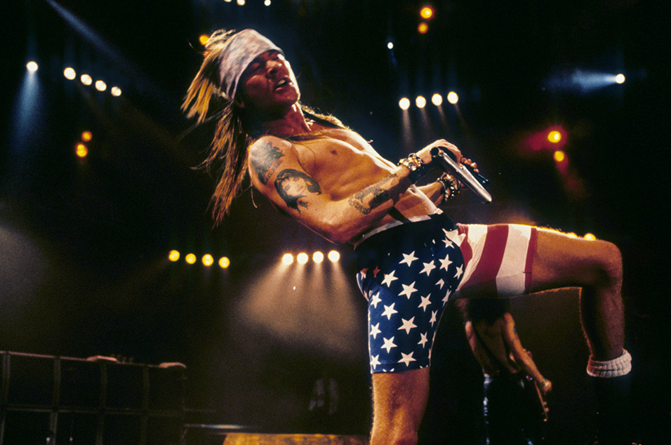 5. Csúcsforma - 1990-re a Guns ’N Roses sokmilliós rajongótáborral rendelkezik, az együttes fantasztikus koncerteket ad világszerte, 91-ben pedig jön a legendás dupla album, a Use Your Illusion I.-II. Axl-ék megasztár státuszba emelkednek és ezzel kezdetét veszi az agónia is.