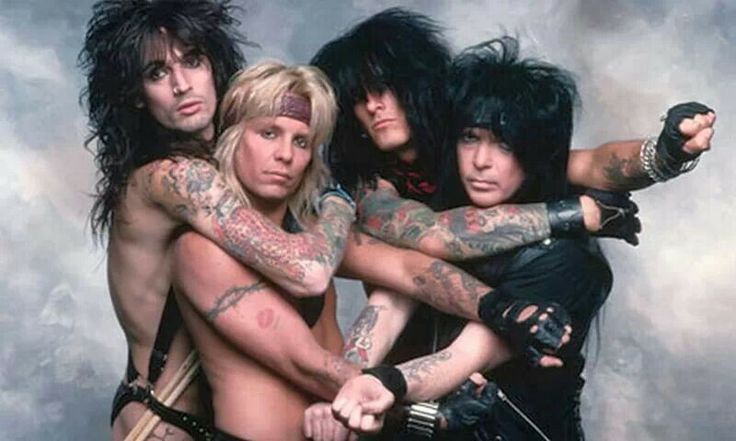 Mötley Crüe - A glam metal vitathatatlan ura a Mötley Crüe, a 80-as évek nem is létezhetett volna nélkülük. Bár a tagok mostanság nincsenek jóban egymással, a rockhírességek beavatására talán össze lehetne trombitálni Nikki Sixxéket.