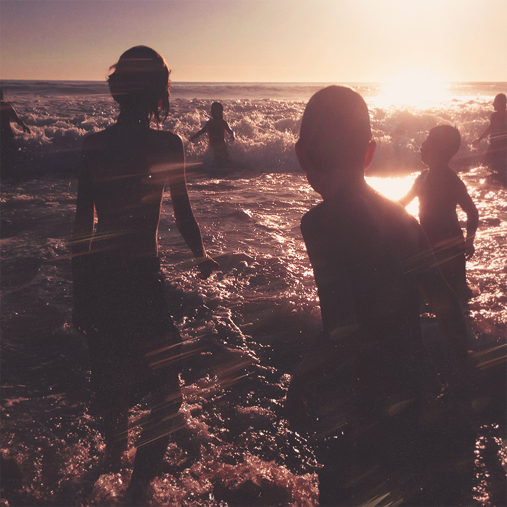 9. Linkin Park – „One More Light”<br />Szögezzük le azonnal: a One More Light nem Chester Bennington halála miatt került fel a listánkra. Bár a lemez popos vonalvezetése miatt nagyon megosztotta a rajongókat, és mi is elbírnánk rajta némivel erősebb gitárhangzást, azonban az albumon sorjáznak az erősebbnél erősebb tételek.