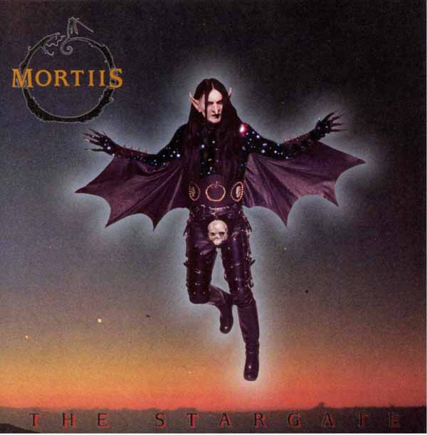 Mortiis - The Stargate (1999): Dracula él és metalt hallgat, de legszembetűnőbb az a koponya, amely ágyékvédőnek sem volna utolsó  