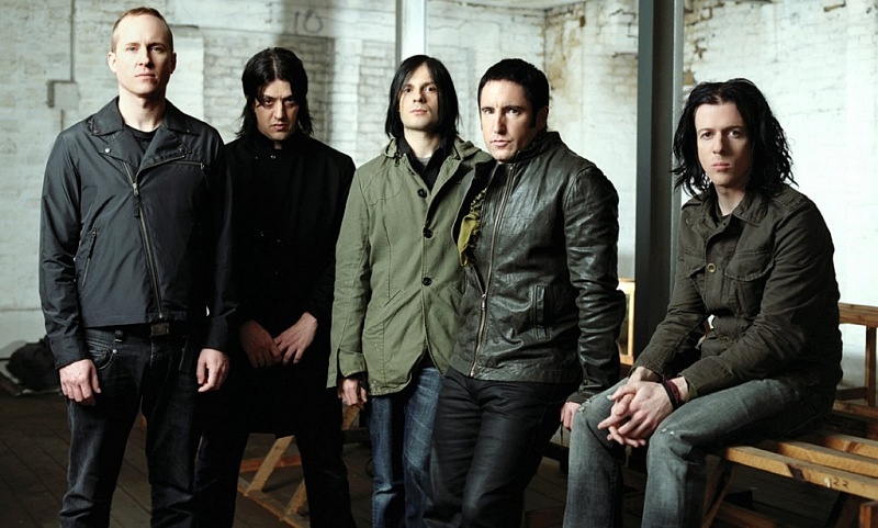 Nine Inch Nails - Az 1988-ban megalapított industrial metalt játszó NIN egyenlő Trent Reznorral. A zseniális frontember az egyedüli hivatalos tagja a zenekarnak aki maga írja a zenét és a szövegeket, és egyedül irányítja az együttes ügyeit.