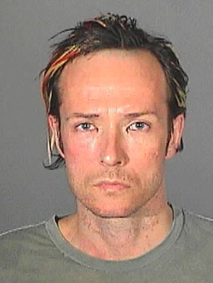 Scott Weiland már nincs az élők sorában, a Stone Temple Pilots énekesének is többször meggyűlt a baja a törvénnyel. 2008-ban nyolc napot töltött a sittet ittas vezetésért, a vérében a megengedett érték kétszeresét találták meg, de a kábítószer miatt is többször magyarázkodnia kellett.