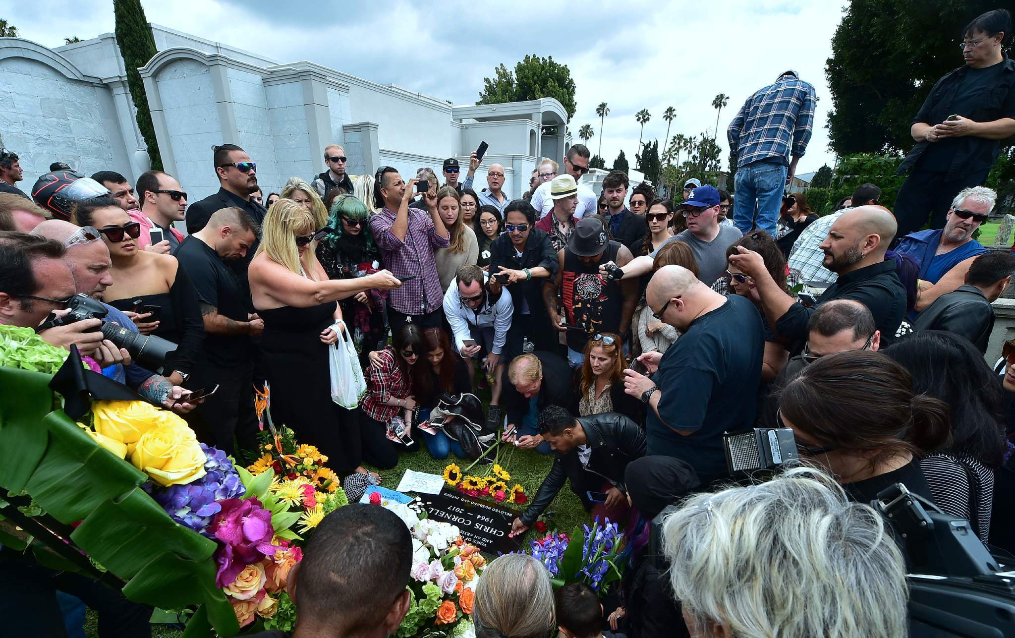 Rajongók sokasága érkezett a Los Angeles-i temetőbe