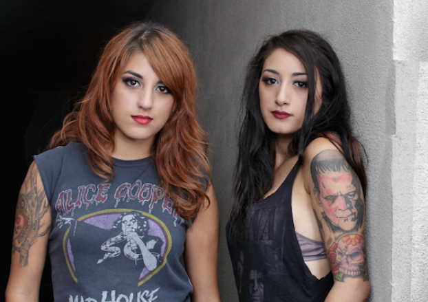 Anissa és Alexia Rodriguez: A csinos Rodriguez nővérek az amerikai post-hardcore banda, az Eyes Set to Kill alapítói. Alexia két évvel idősebb testvérénél, ő énekel, Anissa basszusgitározik, ő a rajongók legnagyobb sajnálatára idén májusban kivált a bandából.