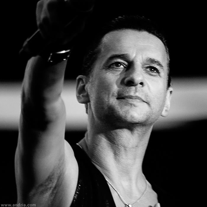 Dave Gahan – Óriási legenda, aki már 30 éve rajta van a legjobb pasik listáján. Mély, szuggesztív hangja, delejes tekintete, fiús alkata és lenyűgöző tánca láttán úgy érezhetjük, hogy rajta nem fog az idő. Zeneileg is megkerülhetetlen Dave bandája, teljesen egyéni stílust teremtett a Depeche Mode, akiket sokan próbáltak utánozni.