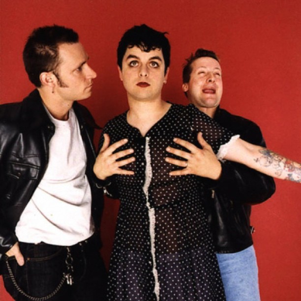2. Billie Joe Armstrong, a Green Day frontembere ezen a képen inkább hasonlít szolíd háziasszonyhoz, mint a világ egyik legsikeresebb punk-rock zenekarának énekeséhez.