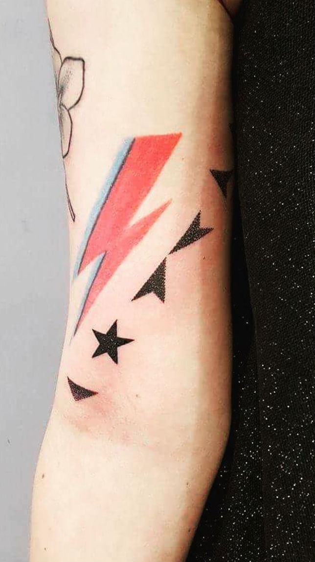 Ez valójában nem is egy kép, akár hieroglifának is nevezhetnénk, lefordítva pedig annyit tesz: David Bowie - Blackstar. 