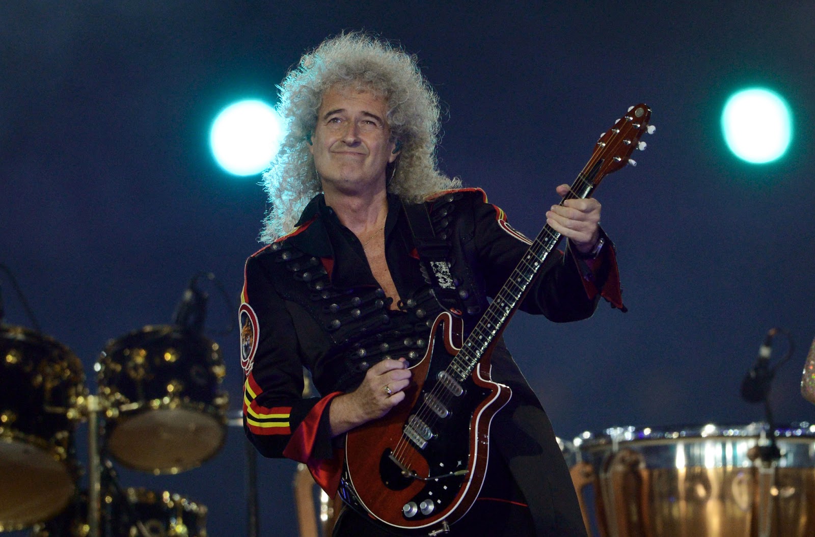 Brian May - Queen<br /><br />Brian May, a Queen legendás gitárosának légies játéka néha mintha a csillagközi térből érkezne. Nos, May egyetemi éveiben a csillagközi porról írt doktori disszertációján dolgozott, ám végül a zene mellett döntve félbehagyta a tudományos munkáját. 2007-ben mégis megszerezte doktori címet az Imperial College-ban.